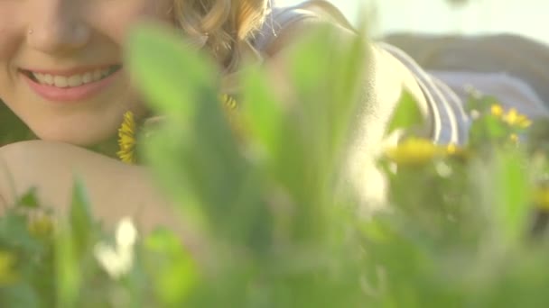 Dziewczyna leży na kwiaty mniszek — Wideo stockowe
