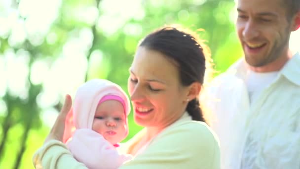 Famille heureuse avec bébé à l'extérieur . — Video