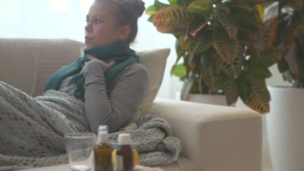 生病的女人躺在沙发上在家里. — 图库视频影像