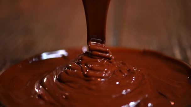 Fluxo de chocolate. Fechar — Vídeo de Stock