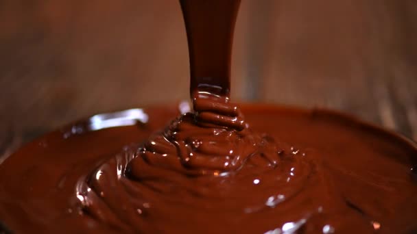 Chocolade stroom. Close-up — Stockvideo