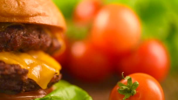 Hambúrguer de queijo com rissóis de carne — Vídeo de Stock