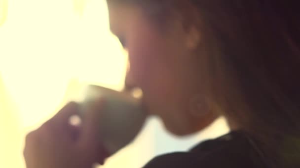 Όμορφη νεαρή γυναίκα, απολαμβάνοντας καφέ — Αρχείο Βίντεο