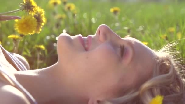 Mujer al aire libre disfrutando de la naturaleza . — Vídeo de stock