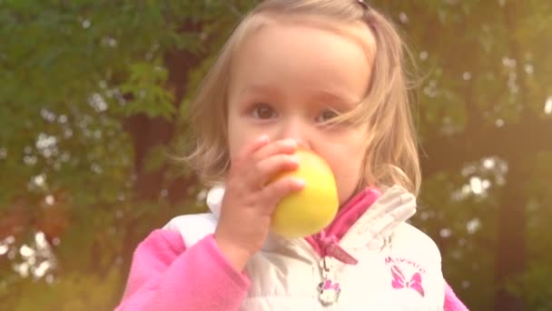 petite fille manger pomme