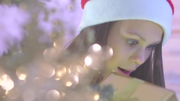 Fille ouverture boîte cadeau de Noël — Video