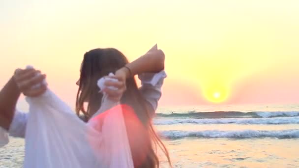 Жінка насолоджується природою на пляжі — стокове відео