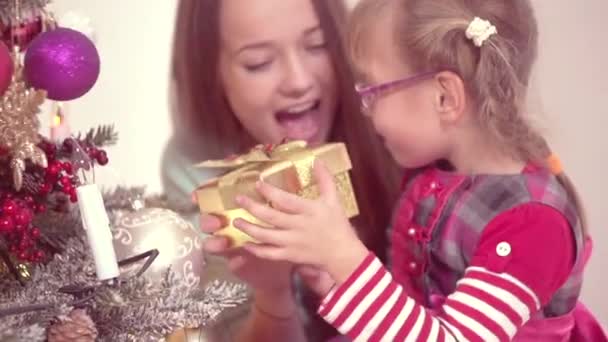 Madre presenta il regalo di Natale alla figlia — Video Stock