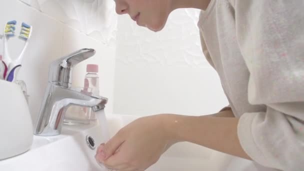 Teenage ragazza lavaggio il suo viso — Video Stock