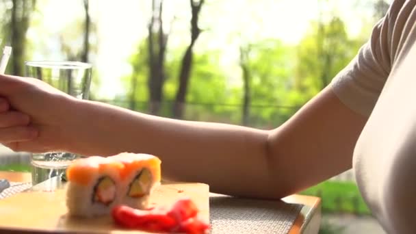 Pareja feliz comiendo rollos de sushi — Vídeos de Stock