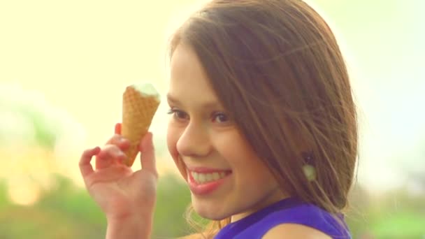 Девушка-красавица ест мороженое — стоковое видео