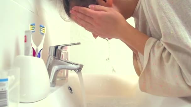 Teenage girl washing her face — Stock Video