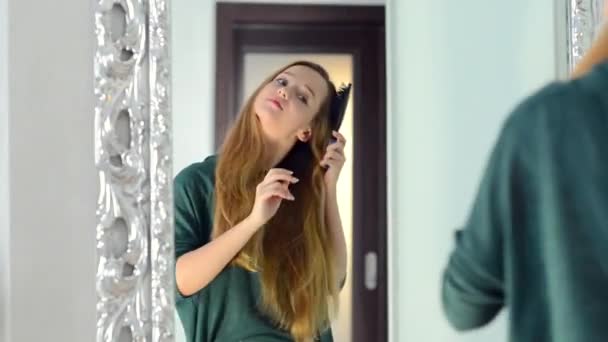 Beautiful teenager looking in the mirror — Stock Video