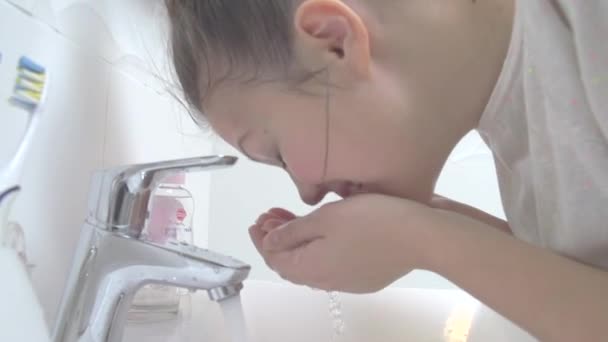 Дівчина-підліток миє обличчя — стокове відео
