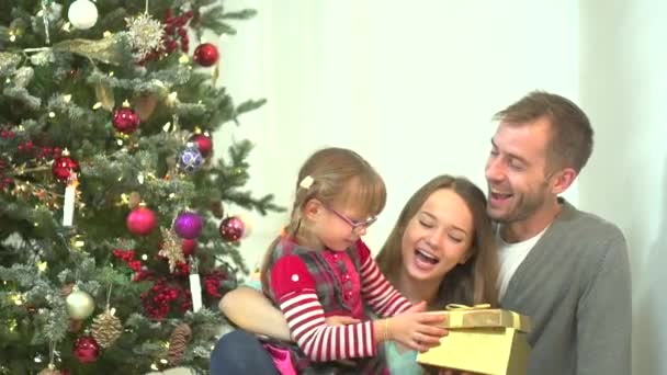 Szülők bemutató ajándék x lányát — Stock videók