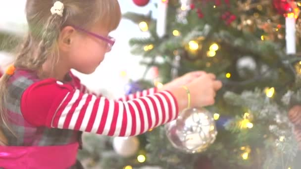 Chica decorando árbol de Navidad — Vídeos de Stock