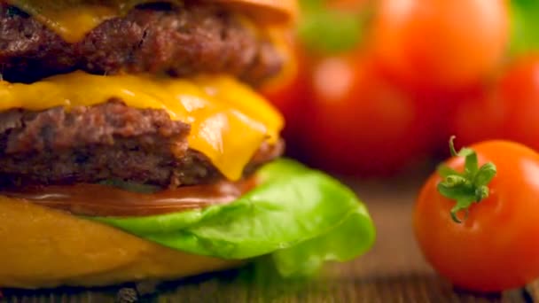 Cheeseburger su focacce fresche — Video Stock