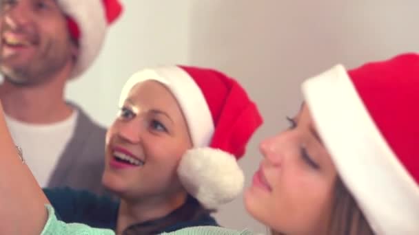 クリスマスツリーを飾る幸せな家族 — ストック動画