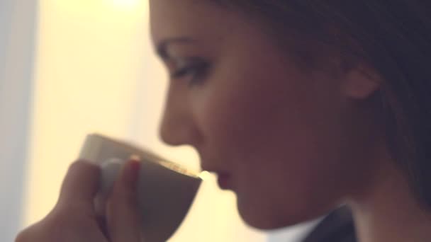 Dame genießt Tasse mit Getränken — Stockvideo