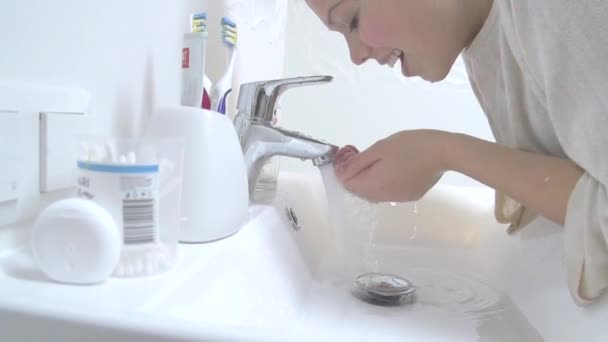 Teenage girl washing her face — Stock Video