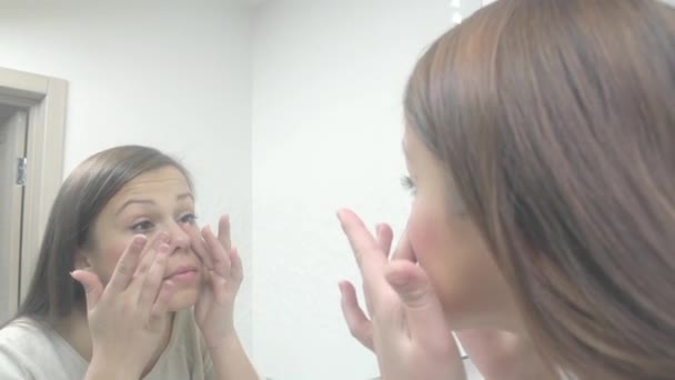 Adolescent fille regarder dans le miroir — Video