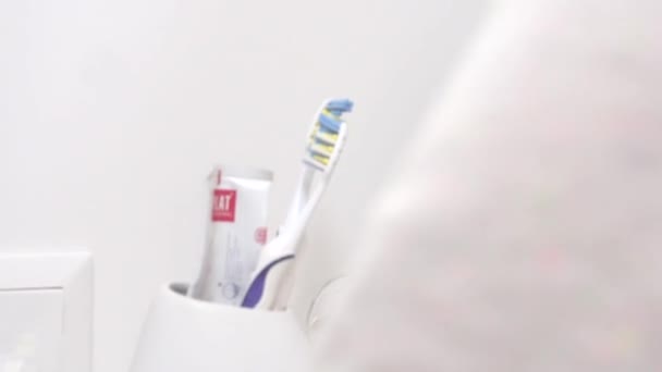 歯を磨く若い女性は — ストック動画