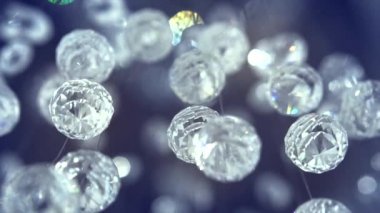 Yanıp sönen kristaller ile parlak avize.