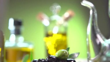 Zeytin ve zeytinyağı dökerek.