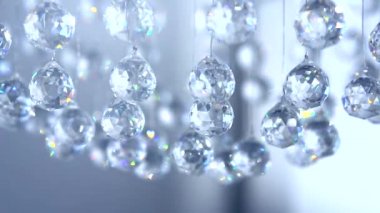 Elmas yanıp sönen yansıması ile asılı