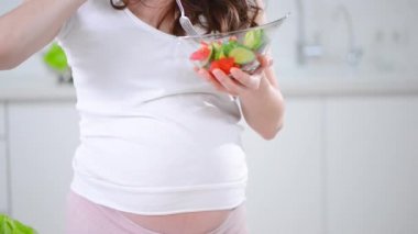 hamile kadın taze salata yemek