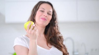 hamile kadın bir elma yemek