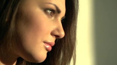 genç kadın sıcak çay içme