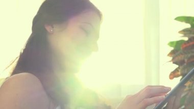 Güzel erkek PC tablet kullanma.