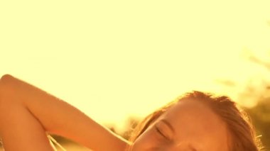 Açık eğleniyor yaz kız