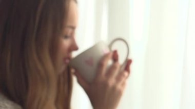 Kız sabah kahvesini içiyor