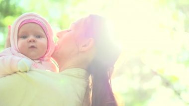 Anne Yeni Doğan Bebeği Öpüyor