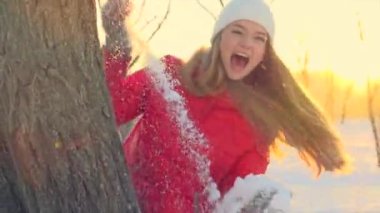 Genç kadın atma kartopu