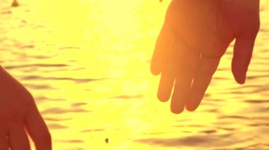 Deniz arka plan üzerinde çift ellerimi