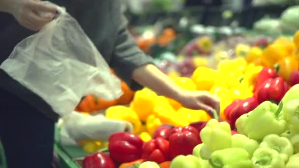 Casal feliz no supermercado — Vídeo de Stock