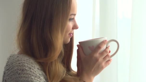 Mädchen genießt ihren morgendlichen Kaffee — Stockvideo