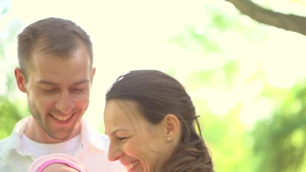 Família feliz com pequeno bebê ao ar livre . — Vídeo de Stock