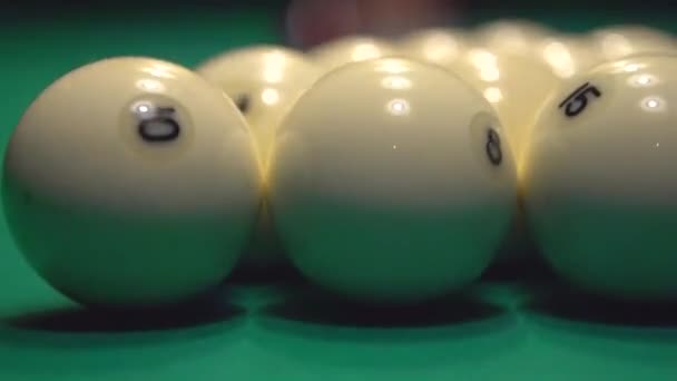 Biljarttafel met ballen. — Stockvideo