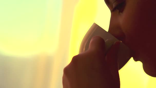 蒸し飲み物のカップを持つ女性 — ストック動画