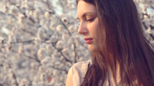 Chica al aire libre disfrutando naturaleza — Vídeos de Stock