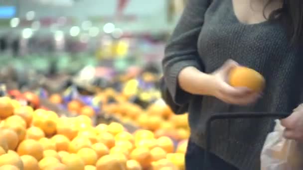 夫妻选择成熟的橘子 — 图库视频影像