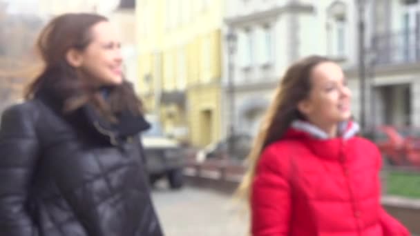 Turist familj går förbi på gatan. — Stockvideo