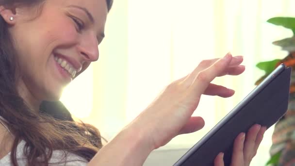 Вагітна жінка використовує планшетний комп'ютер — стокове відео