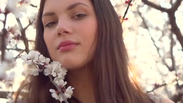 Menina ao ar livre apreciando a natureza — Vídeo de Stock