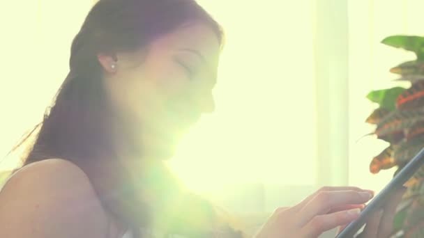 Belle femelle utilisant une tablette PC .