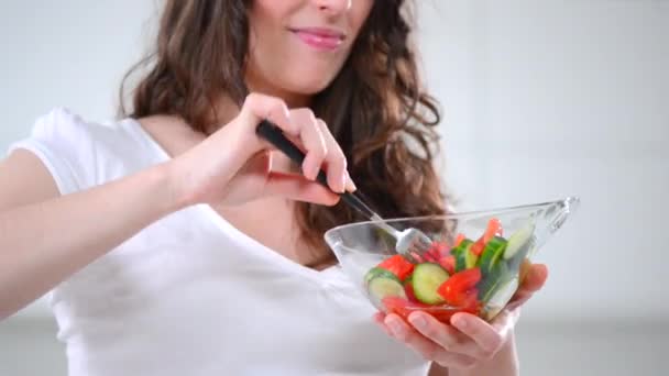 Mujer embarazada comiendo ensalada de verduras . — Vídeo de stock